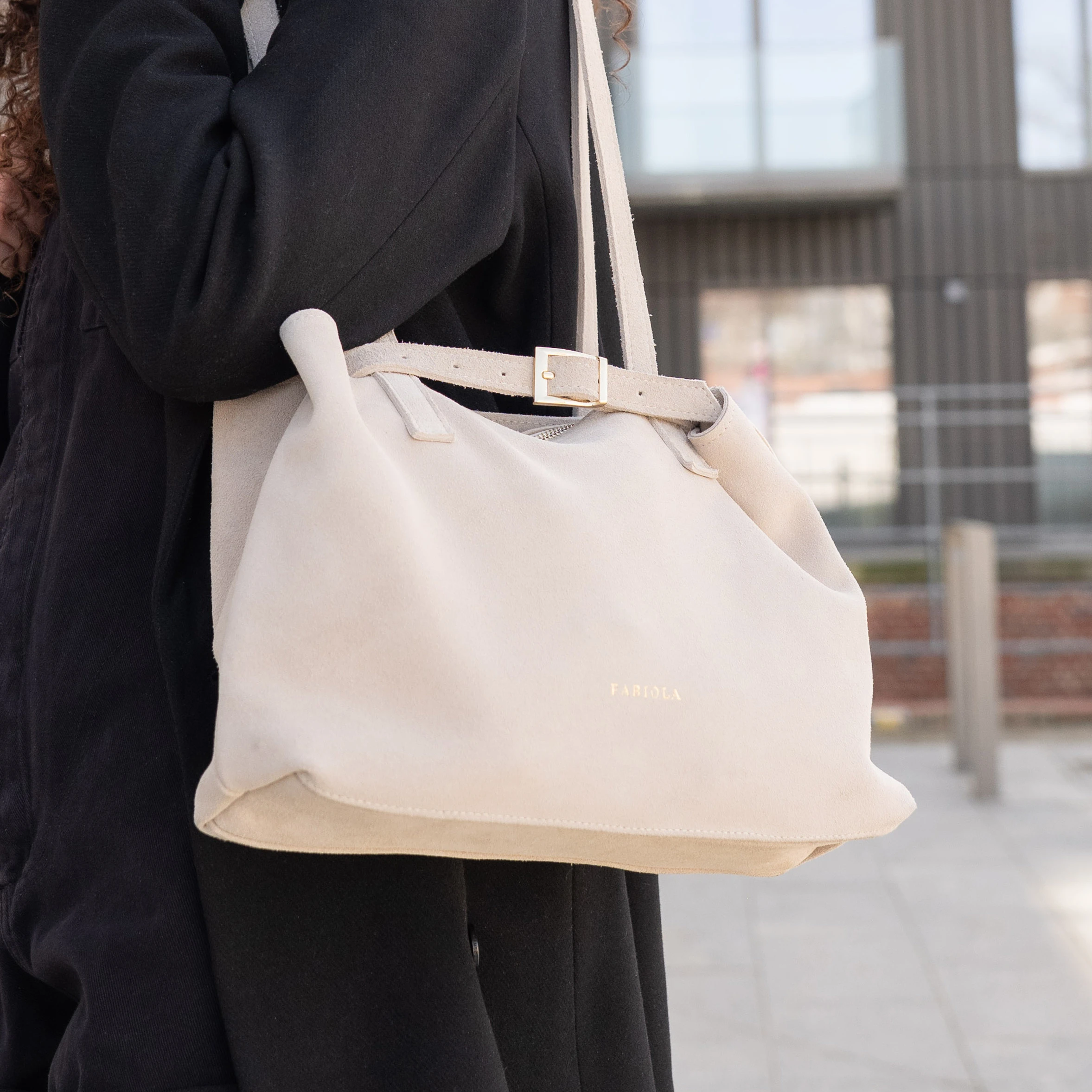 Beżowa/kremowa torebka zamszowa Shopper Bri S od Fabiola - obrazek 2